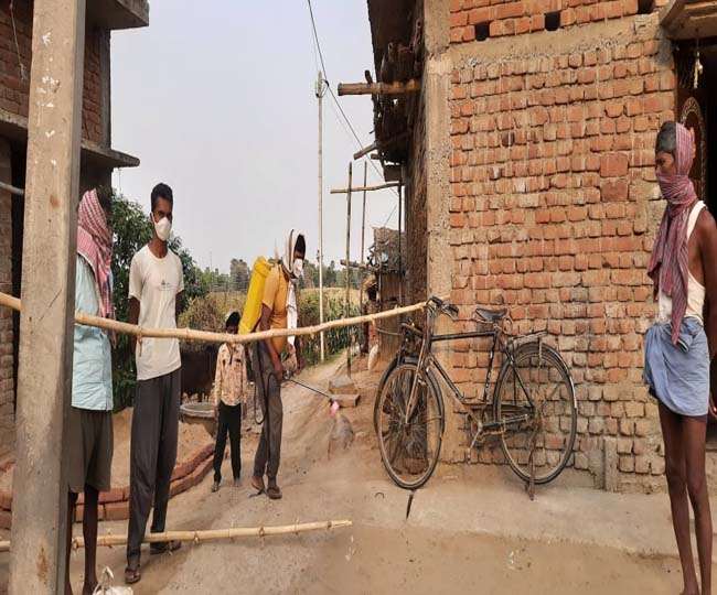 Gaya: कोरोना संक्रमित के गांव की प्रशासन ने कराई बैरिकेडिंग, लोगों के आवागमन पर लगाई रोक
