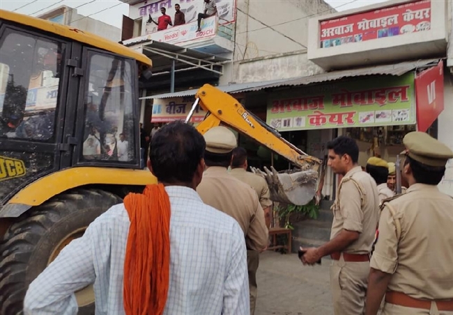 पुवायां में चला बुलडोजर, निगम आज हटवाएगा अतिक्रमण