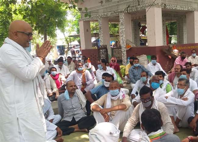 पेट्रोल-डीजल के मूल्यों में बढ़ोतरी के खिलाफ वाराणसी के तहसील पिंडरा में कांग्रेस ने दिया धरना