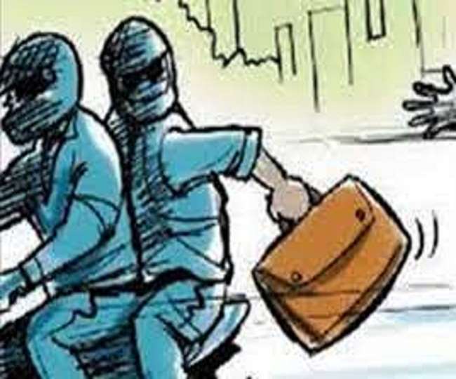 इटावा में नेशनल हाईवे पर बदमाशों ने दिन दहाड़े शराब सेल्समैन से रुपयों से भरा बैग लूटा