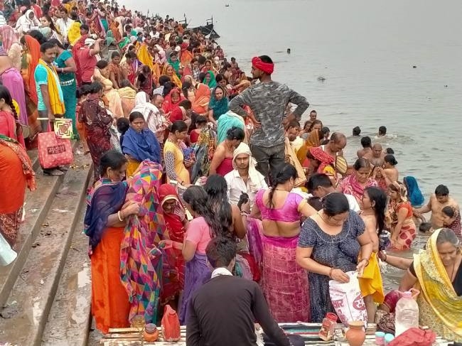 आद्रा स्नान और मुंडन संस्कार को गंगा तट पर उमड़ी भीड़