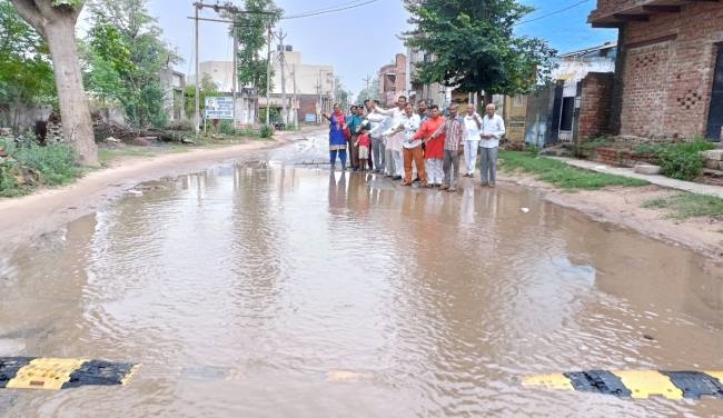 फरुखनगर कस्बे में सड़क पर पानी जमा होने से परेशानी