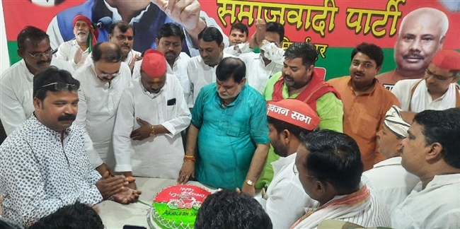 सपा ने मनाया पूर्व मुख्यमंत्री अखिलेश यादव का जन्मदिन