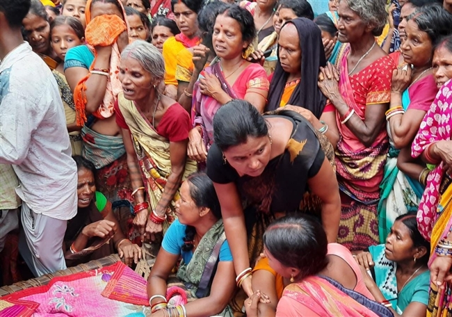 एक साथ चार शव पहुंचते ही लारी में मचा कोहराम