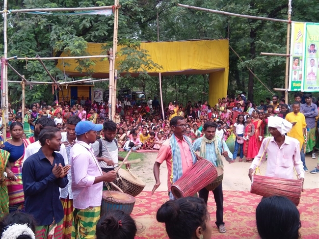 जय सरना ट्रस्ट ने झंडागड़ी और भजन का किया आयोजन ,
दुःख से मुक्त व घर के खुशियो के लिए की प्रार्थना