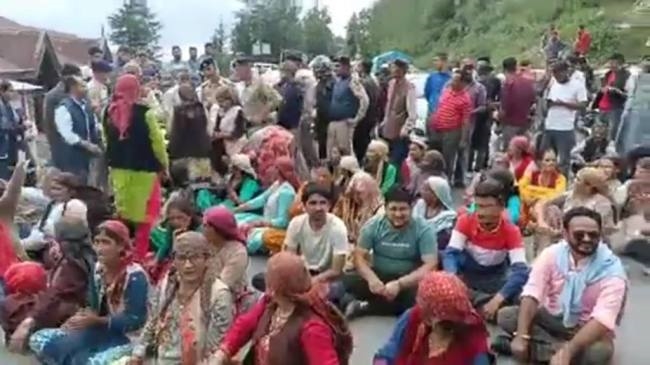 15 दिन बाद पानी मिलने से नाराज लोगों ने एनएच पर किया चक्काजाम