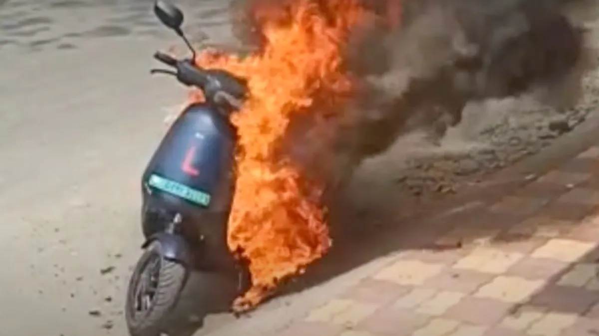 EV में आग की घटना को रोकने के लिए तैयार हो रहे नियम, रैंडम चेकिंग से लेकर बैटरी की गुणवत्ता तक में होगी सख्ती