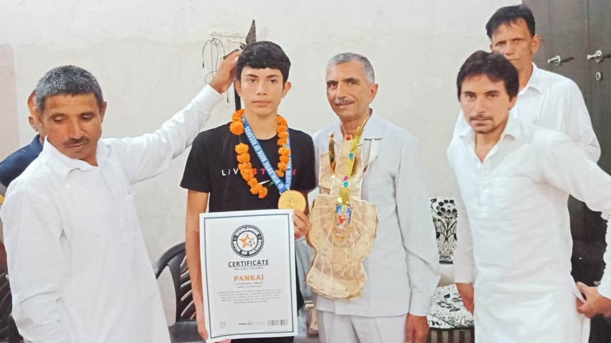 जींद के पंकज ने 125 मिनट भूमासन कर वर्ल्ड वाइड बुक में दर्ज कराया नाम, खेत में योग कर किया ये कारनामा