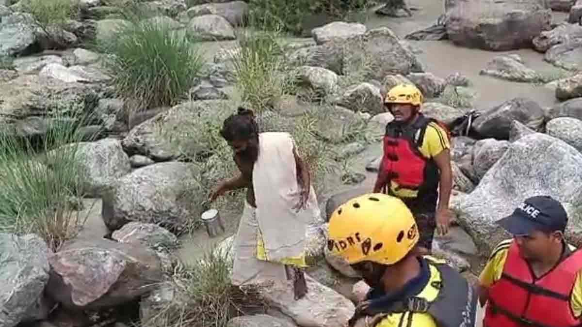 Uttarakhand News: ऋषिकेश में तीन दिन तक टापू में फंसा रहा एक बाबा, एसडीआरएफ ने सुरक्षित निकाला