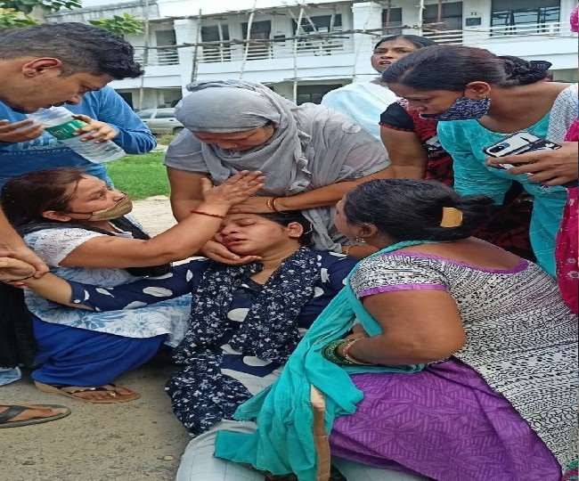 UPMSP Board 10, 12th Result 2021 : परिणाम में गैर हाजिर दिखाने पर छात्राओं का हंगामा, कई हो गईं बेहोश