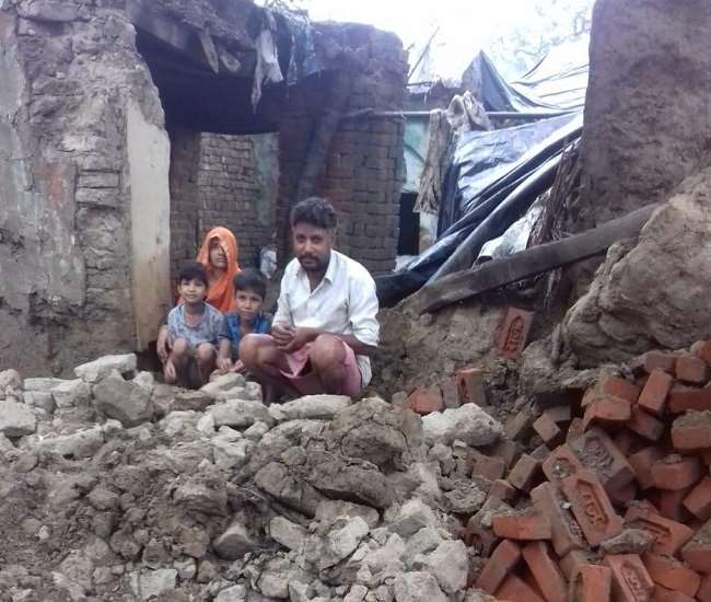 साहब मेरा आशियाना भी ढह गया अब तो दे दो योजना का लाभ Aligarh news
