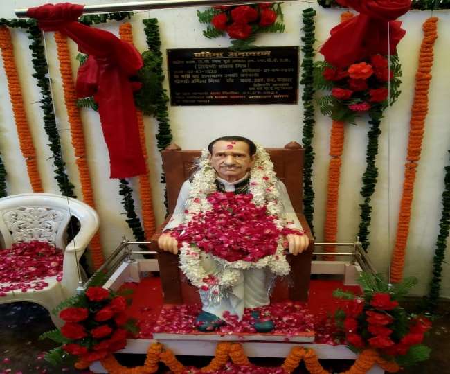 डाक कर्मचारियों ने अपने नेता टीपी मिश्रा को दी श्रद्धाजंलि, प्रयागराज में मूर्ति का भी अनावरण