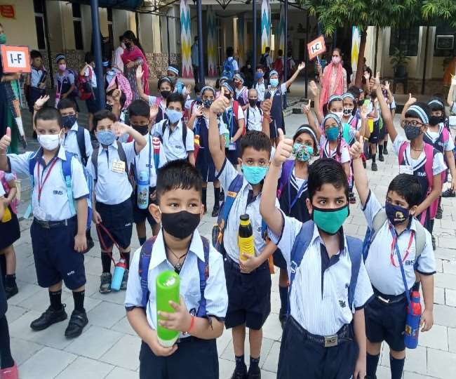 Primary School Reopen in UP: कोरोना संक्रमण के बाद खुले प्राइमरी स्कूल, सीएम योगी ने दी शुभकामनाएं