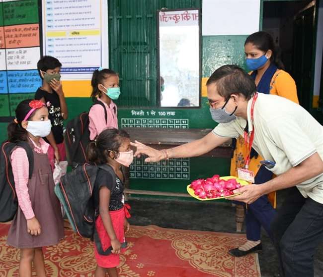 Primary School Reopen in UP: माथे पर तिलक लगा और गुलाब भेंट कर बच्चों का स्वागत, स्कूलों में पहले दिन कम रही अटेंडेंस