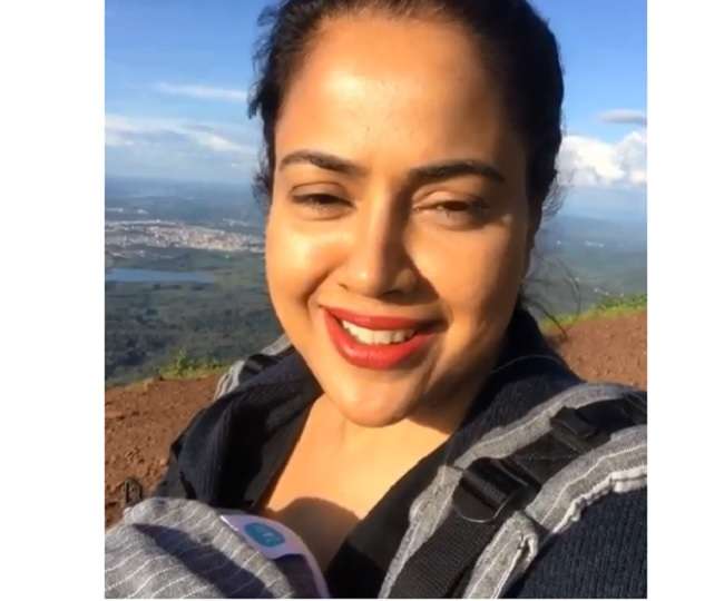दो महीने की बेटी के साथ कर्नाटक की सबसे ऊंची चोटी पर चढ़ी समीरा रेड्डी, देखें वीडियो