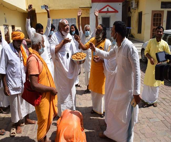 Ayodhya Structure Demolition Case : आरोपियों को बरी किए जाते ही उत्सव में डूबे साधु-संत, उड़ा अबीर-गुलाल