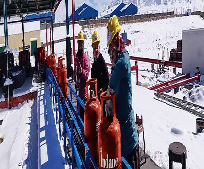LPG Cylinder की कीमत फिर उछली, अब इतने रुपए में मिलेगा 19 किलो का सिलेंडर