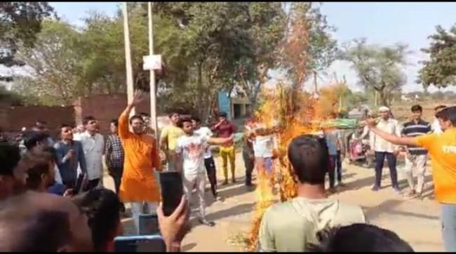 आतंकवाद व जिहाद का किया पुतला दहन