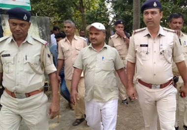 नामांकन के पश्चात पंसस प्रत्याशी को पुलिस ने लिया हिरासत में