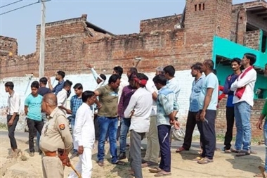 एचटी लाइन टूटने से चार मवेशी मरे, जाम लगाया