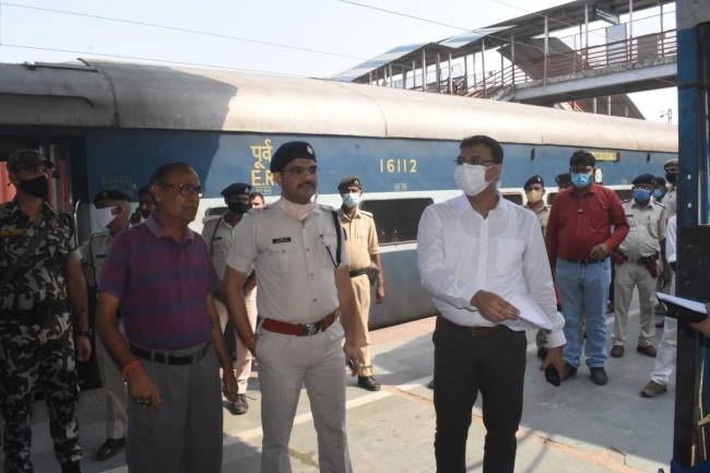 परदेस से लौटने वालों के लिए स्टेशन पर ही कोरोना जांच व टीकाकरण का इंतजाम