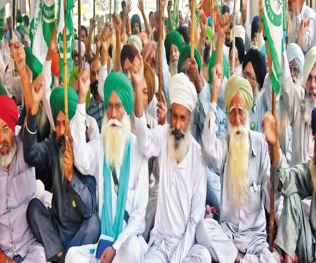 Farmers Protest: नरमे की खराब फसल का मुआवजा नहीं मिलने पर भड़के किसान, बरनाला में सरकारी बोर्डों पर पोती कालिख