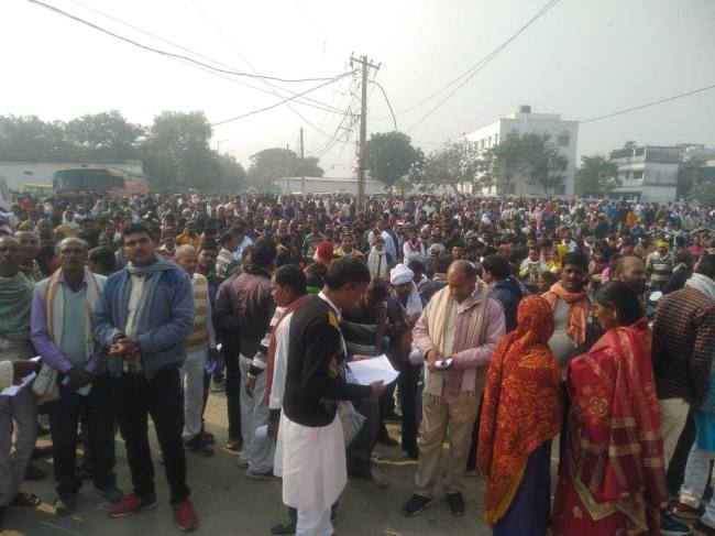 मतगणना स्थल के बाहर समर्थकों की रही भीड़