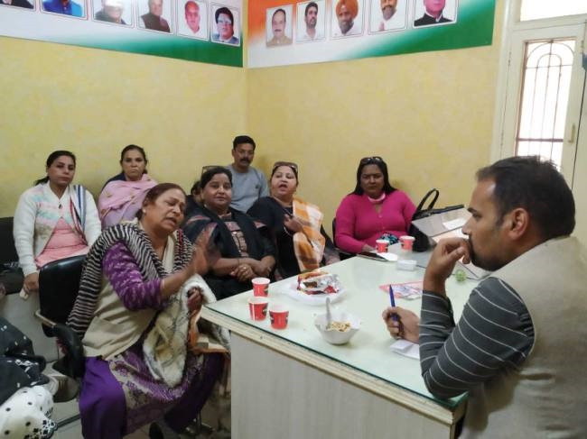 पार्टी में अनदेखी पर भड़कीं कांग्रेस की महिला कार्यकर्ता, पर्यवेक्षक को सुनाई खरी-खरी