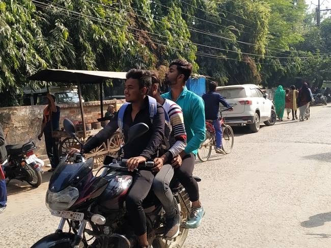 ये कैसी जिद, बिना हेलमेट पहने दौड़ा रहे बाइक