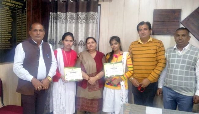 राष्ट्रीय बाल विज्ञान कांग्रेस में खुशी और मधु प्रथम