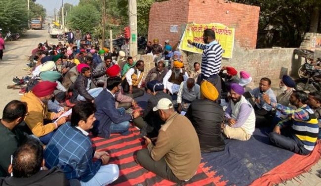 कार्य का बहिष्कार कर बिजली कर्मियों ने की रैली