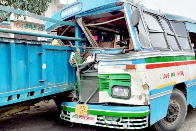 बरात की बस व ट्रैक्टर-ट्राला की भिड़ंत, दो लोगों की मौत