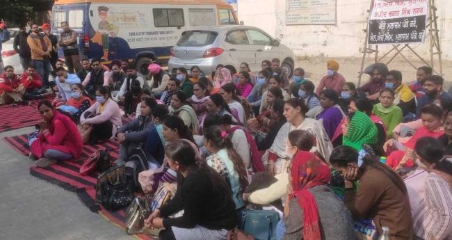 एनएचएम कर्मियों की हड़ताल जारी