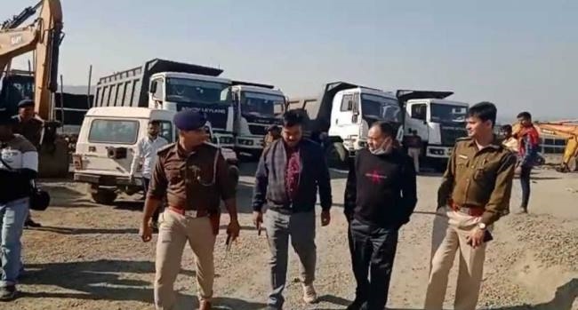 तीन ट्रक जब्त, 12 लोगों को दिया नोटिस