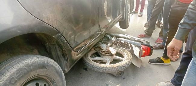 नकल करने की शिकायत करने का आरोप लगा छात्र को पीट