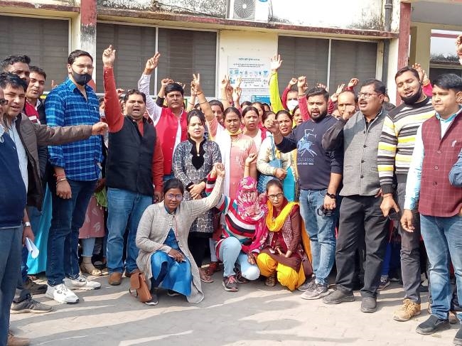 संविदाकर्मियों का कार्य बहिष्कार के साथ अनिश्चितकालीन धरना शुरू