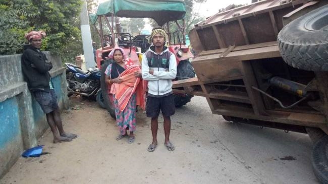 बीरमित्रपुर शेष कालोनी में ट्रैक्टर घर में घुसा