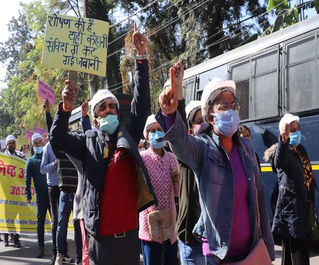 विधानसभा चुनाव की सरगर्मी के बीच लोनिवि के कनिष्ठ अभियंताओं ने किया सचिवालय कूच, जानिए क्या हैं मांगें