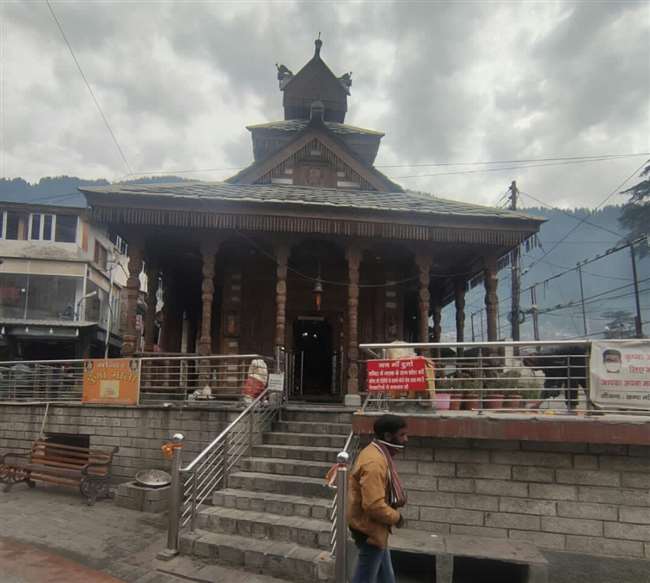 मनाली माल रोड के दुर्गा मंदिर से दानपात्र और कीमती सामान चुरा ले गए चोर, पुलिस के हाथ लगे सुराग