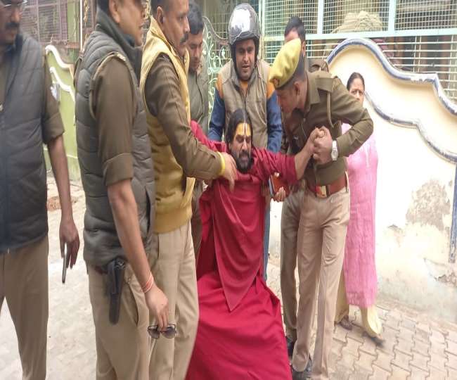 Harassments Case: मथुुरा में आत्महत्या की धमकी देने वाले श्री कृष्ण जन्मभूमि निर्माण न्यास के अध्यक्ष देव मुरारी बापू हिरासत में