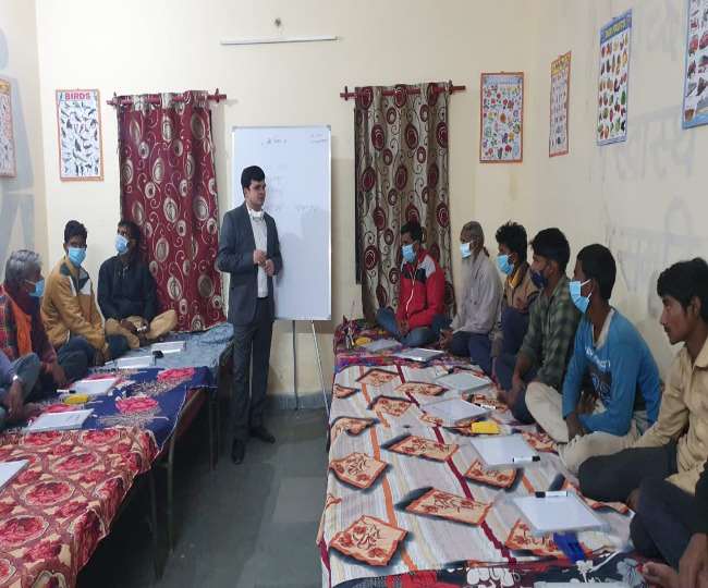 लखनऊ के नगर आयुक्त रैन बसेरा में बन गए शिक्षक, फुटपाथ पर सोने वालों को बताया पढ़ाई का महत्व