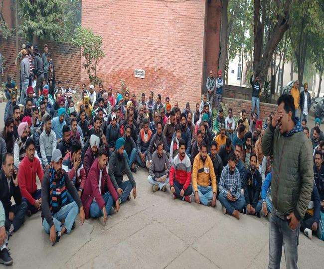 लुधियाना में पावरकाम मुलाजिमों का हल्ला बाेल, मांगों को लेकर चीफ इंजीनियर कार्यालय के समक्ष दिया धरना