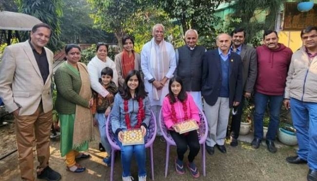 शतरंज खिलाड़ी का स्वागत किया