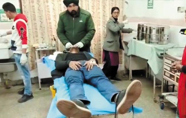 टूरिस्ट बसें पलटीं, एक सवार लड़की की मौत, 12 घायल