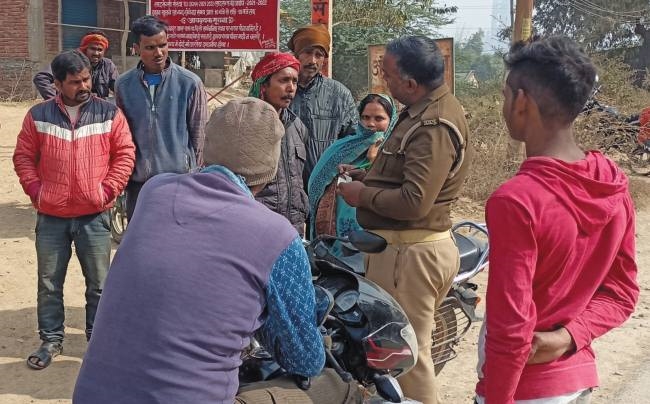 नौकरी से निकाले गए चालक ने स्वजन के साथ किया चक्काजाम