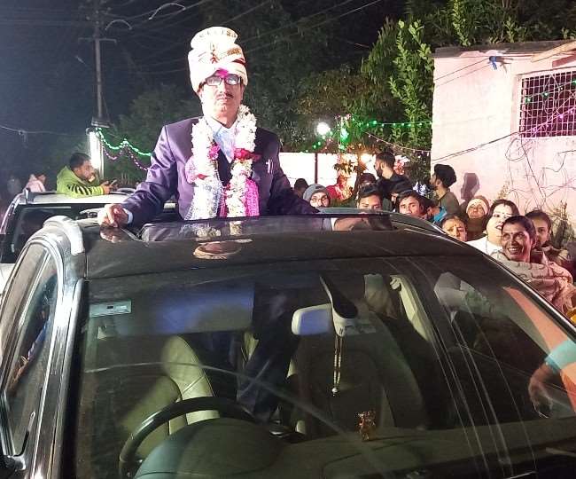 जमालपुर रेल कारखाने से 86 कर्मचारी हुए रिटायर, दूल्हे की तरह घर पर किया गया स्वागत