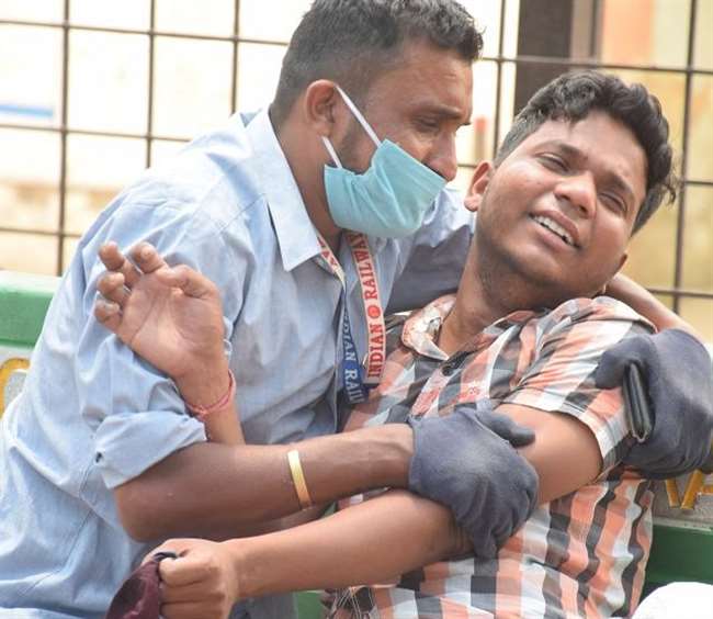Coronavirus Kanpur News: मां अब आंखें खोल दो देखो मैं ऑसीजन सिलिंडर ले आया... कहते हुए फफक पड़ा बेटा