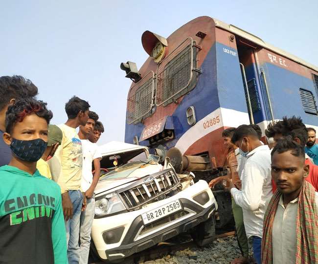 रेलवे क्रॉसिंग पर खुला था गेट, गोपालगंज में ट्रेन से टक्कर के बाद 300 मीटर तक घिसटती चली गई बोलेरो