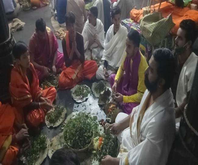 Gaya: कोरोना से बचाव के लिए अनुष्ठान तो ठीक है, लेकिन इस तरह की लापरवाही तो उचित नहीं