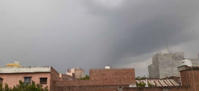 बदला मौसम का मिजाज, बारिश से लुढ़का तापमान